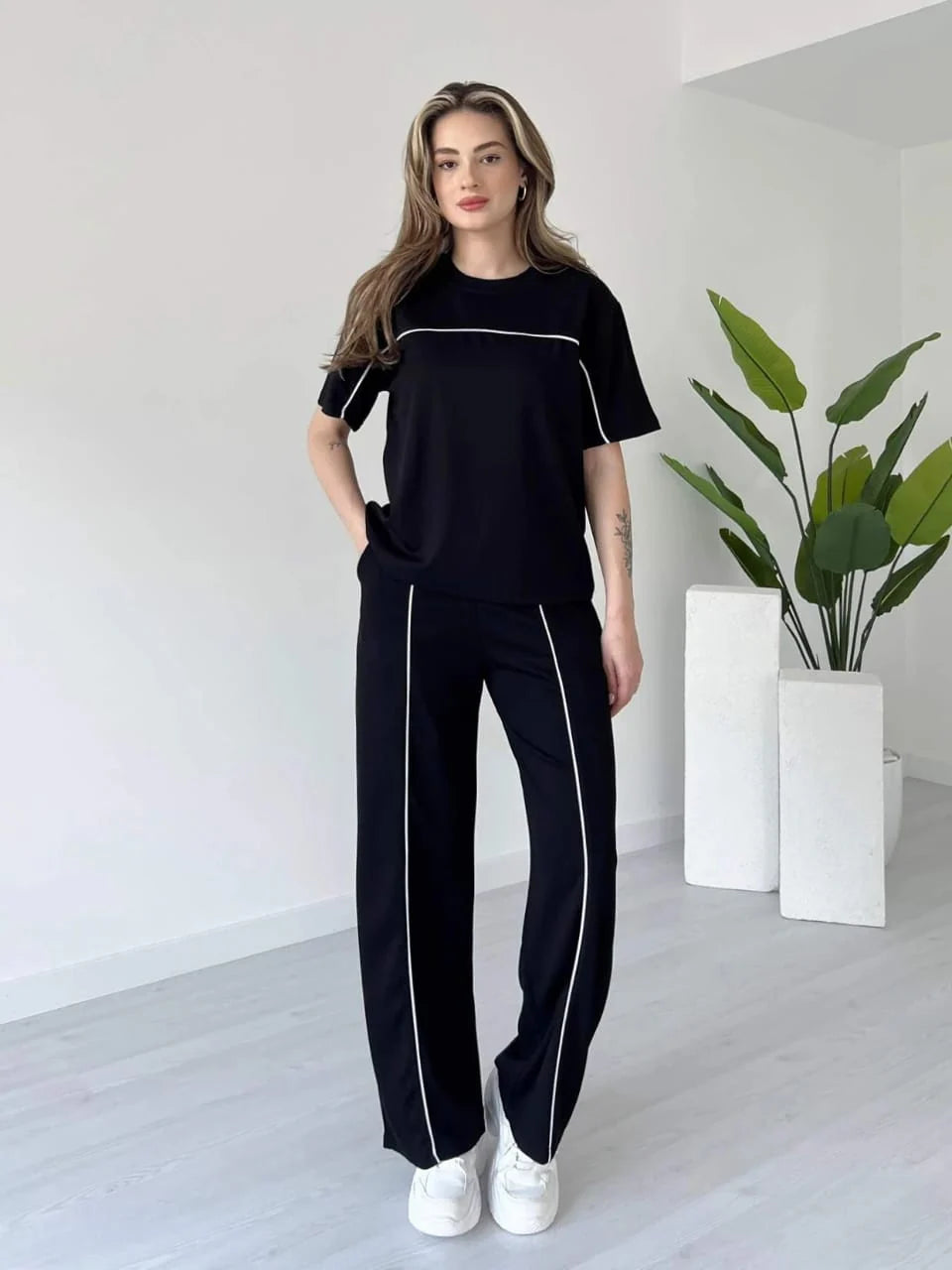 Stylish Women’s Co-Ord Set with Contrast Lines – Casual Streetwear Outfit